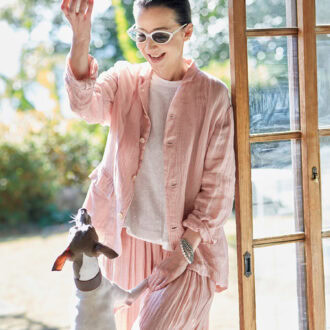 サングラス／かれんさん私物、ジャケット¥79,200、Ｔシャツ¥27,500、ニット¥39,600、パンツ¥52,800／すべてスズキ タカユキ、イヤカフ（ともに参考商品）／マキササキジュエリー、ブレスレット¥99,000／マサナ