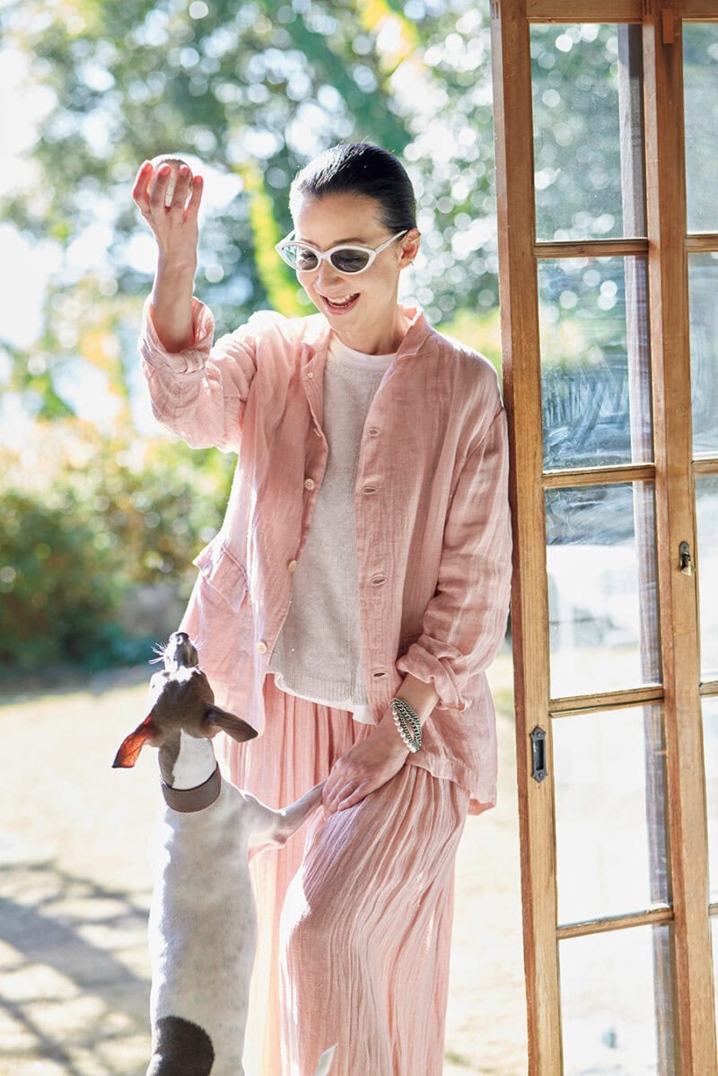 サングラス/かれんさん私物、ジャケット¥79,200、Tシャツ¥27,500、ニット¥39,600、パンツ¥52,800/すべてスズキ タカユキ、イヤカフ(ともに参考商品)/マキササキジュエリー、ブレスレット¥99,000/マサナ