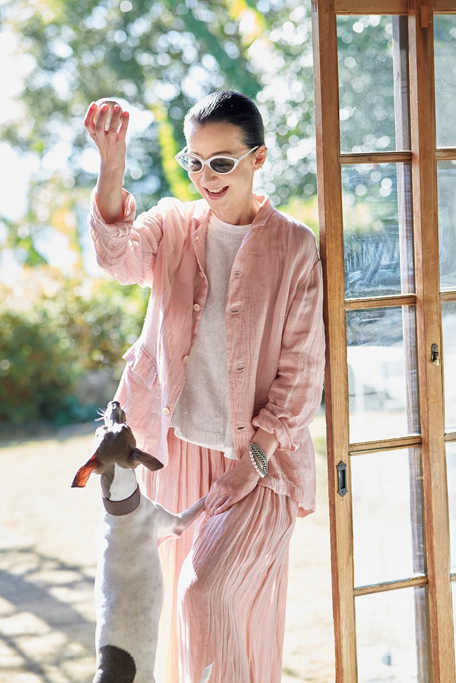 サングラス／かれんさん私物、ジャケット¥79,200、Ｔシャツ¥27,500、ニット¥39,600、パンツ¥52,800／すべてスズキ タカユキ、イヤカフ（ともに参考商品）／マキササキジュエリー、ブレスレット¥99,000／マサナ