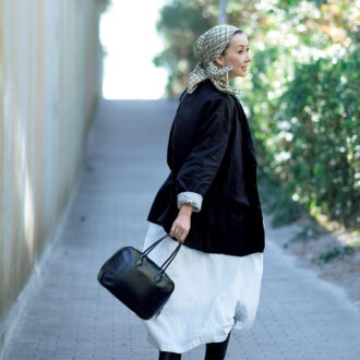 バッグ、靴／かれんさん私物、ジャケット¥72,600、ワンピース¥51,700 ／ともにスズキ タカユキ、ピアス¥36,300、リング¥40,700 ／ともにバウゴヘイアン