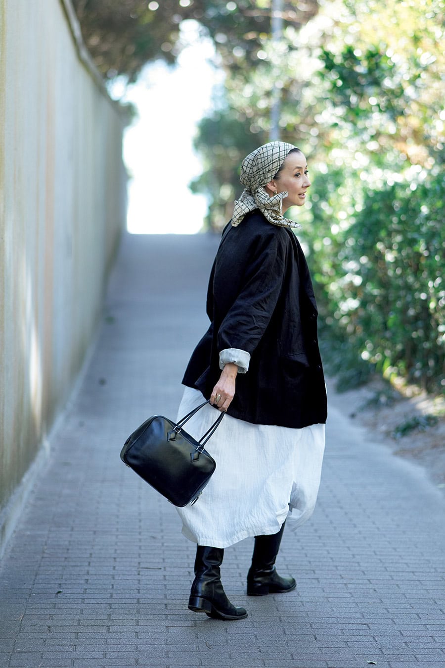 バッグ、靴／かれんさん私物、ジャケット¥72,600、ワンピース¥51,700 ／ともにスズキ タカユキ、ピアス¥36,300、リング¥40,700 ／ともにバウゴヘイアン