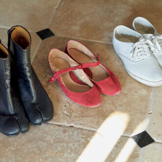 マルジェラのタビブーツにハウス オブロータスのメリージェーン、コム デギャルソンのスニーカー。