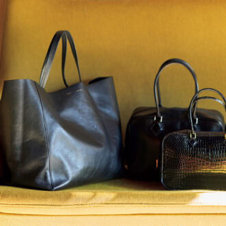 エルメスのプリュムは黒の表革と、ドレッシーなクロコダイルの2 種類。