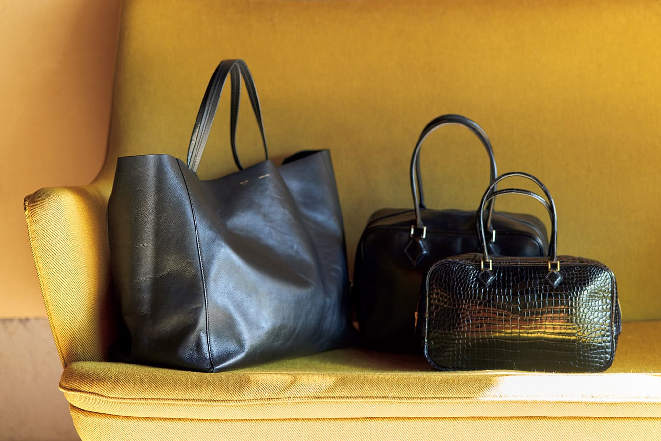 エルメスのプリュムは黒の表革と、ドレッシーなクロコダイルの2 種類。