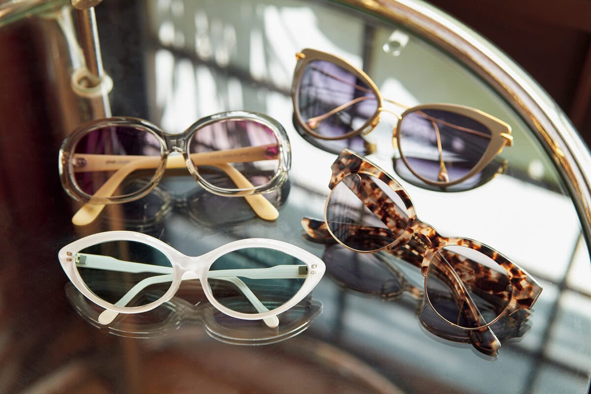 インパクトの強い白のキャットアイはヴィンテージ。べっ甲やゴールドのフレームはアメリカのアイウェアブランド「DITA(ディータ)」、グレーは「Phat Shade(ファットシェイド)」。