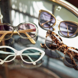 インパクトの強い白のキャットアイはヴィンテージ。べっ甲やゴールドのフレームはアメリカのアイウェアブランド「DITA（ディータ）」、グレーは「Phat Shade（ファットシェイド）」。