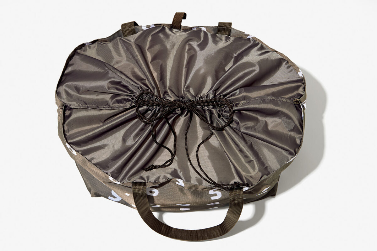 中のものを覆い隠せる安心の巾着仕様!