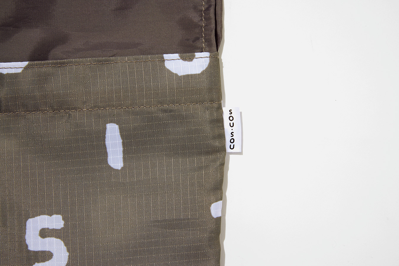 サイドに挟みこみタグ付き。