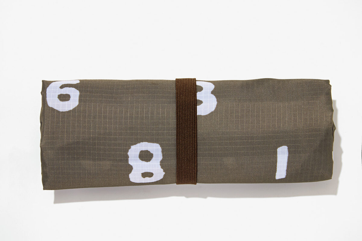 ゴムバンド付き! コンパクトにたためて持ち運びに便利