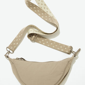 私物のバッグのストラップを付け替えれば印象チェンジ！