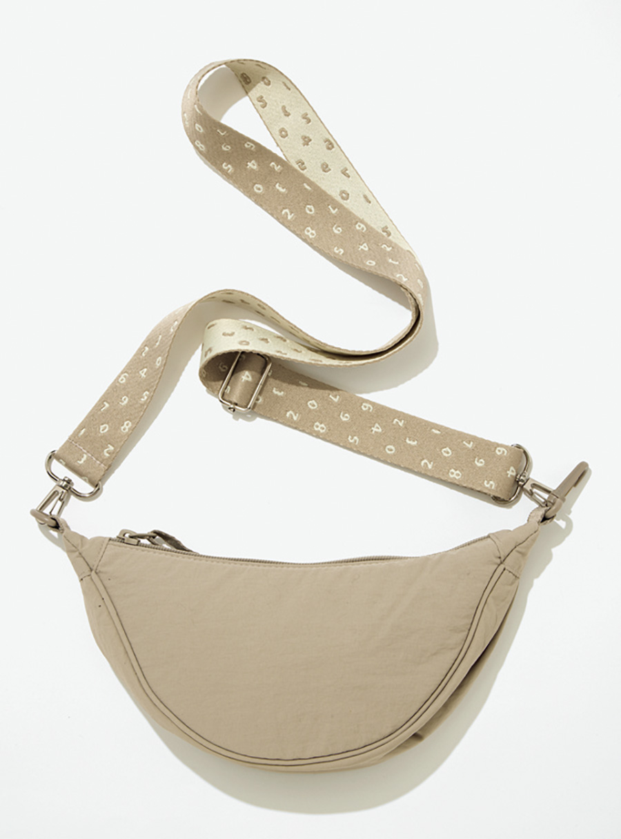 私物のバッグのストラップを付け替えれば印象チェンジ！