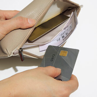 サイドファスナーを開けるとポケット付きの収納スペースが。