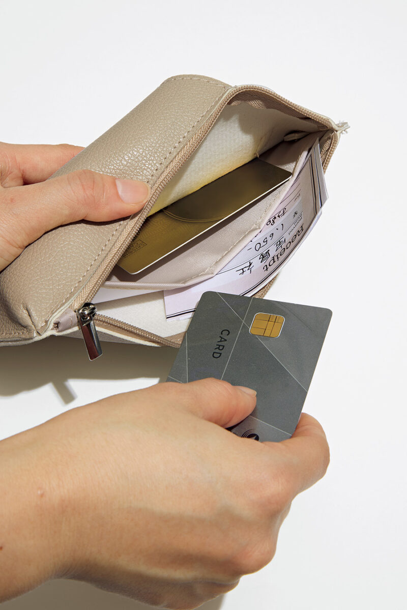 サイドファスナーを開けるとポケット付きの収納スペースが。