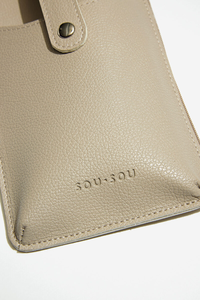 レザー調の本体にさりげない型押しのロゴが素敵。