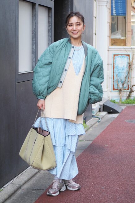 【スナップ】ミントグリーンの「キルティングジャケット」で春を先取り！ 50代こそ参考にしたいレイヤード術