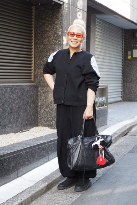 【スナップ】エッジをきかせた50代のブラックコーデ！ 挿し色の「赤」がアクセントに