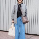 【スナップ】50代のデニム選びの正解は？ ワイドシルエットでバランスを整えて