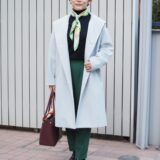 【スナップ】表参道で出会ったおしゃれさんの「スカーフ」使いが気になる！ 変形コートで遊び心も◎