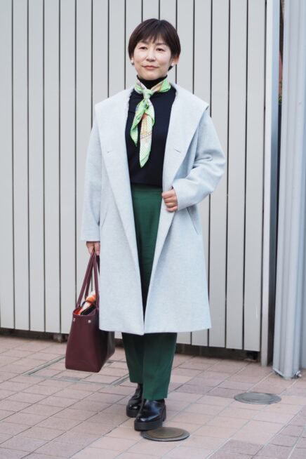 【スナップ】表参道で出会ったおしゃれさんの「スカーフ」使いが気になる！ 変形コートで遊び心も◎