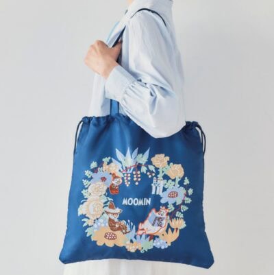 大人のおしゃれ手帖 2026年5月号 付録【大人気！ ムーミンのコラボバッグ】 ネイビーの地色にニュアンスカラーのプリントがアクセントに！