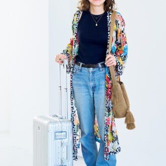 【50代の旅ファッション】 アパレルプレスのリアルコーデをスナップ！ 
リラクシーカジュアルなデニムスタイルがバカンスに◎