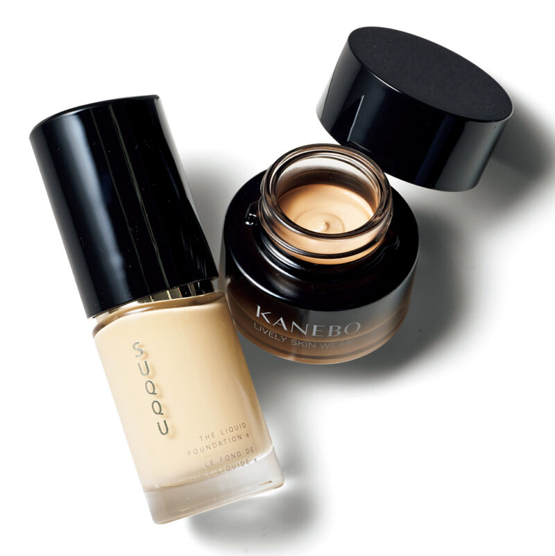 （右）優れたカバー力なのに、化粧感のない仕上がり。カネボウ ライブリースキン ウェアⅡ 全10色 SPF4･PA+ 30g ¥12,100／カネボウインターナショナルDiv.　 （左）時間が経ってもくすみにくく、つけたての美しさが続く。ザ リクイド ファンデーション e 全12色 SPF20･PA+++ほか 30mL ¥11,000／SUQQU