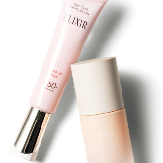 （右）毛穴などの凹凸を目立たなくさせる。RMKルミナス メイクアップベース SPF22･PA++ 30mL ¥4,400／RMK Division 　 （左）自然にトーンアップするベビーピンク。エリクシール デーケアレボリューション トーンアップ SP+ aa SPF50+･PA++++ 35g¥3,410（編集部調べ）／エリクシール
