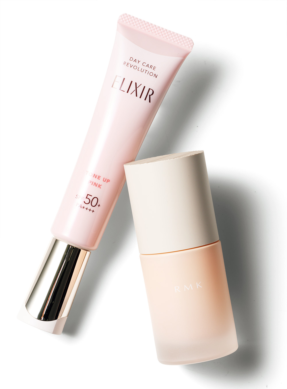 （右）毛穴などの凹凸を目立たなくさせる。RMKルミナス メイクアップベース SPF22･PA++ 30mL ¥4,400／RMK Division 　 （左）自然にトーンアップするベビーピンク。エリクシール デーケアレボリューション トーンアップ SP+ aa SPF50+･PA++++ 35g¥3,410（編集部調べ）／エリクシール