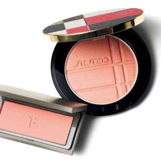 （右）健康的に見せるマットなコーラルベージュ。SHISEIDO カラー＋グロウ エンハンサー04 ¥6,270（編集部調べ）／SHISEIDO　 （左）つややかなベージュ。植物オイルが肌のうるおいを守る。THREE チーキーシークブラッシュ 08 ¥3,300／THREE