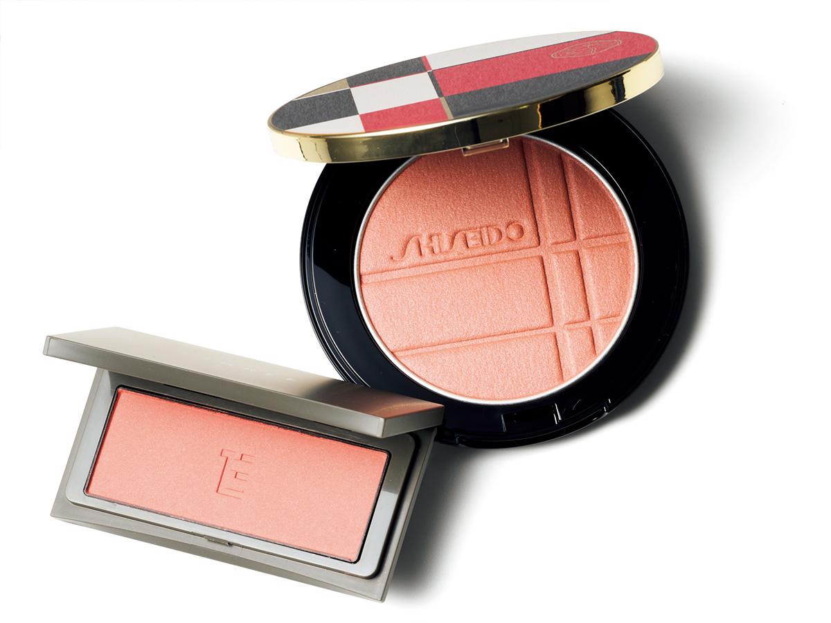 （右）健康的に見せるマットなコーラルベージュ。SHISEIDO カラー＋グロウ エンハンサー04 ¥6,270（編集部調べ）／SHISEIDO　 （左）つややかなベージュ。植物オイルが肌のうるおいを守る。THREE チーキーシークブラッシュ 08 ¥3,300／THREE