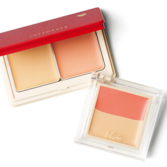 （上）とろけるように密着し、崩れにくい。インテグレート メルティフィットコンシーラー ¥1,650（編集部調べ）／資生堂　 （下）重ねづけしても厚ぼったくならない。美容液成分が目元をケア。ヴィセ カラーデュオ トリック コンシーラー 01¥1,210（編集部調べ）／コーセー