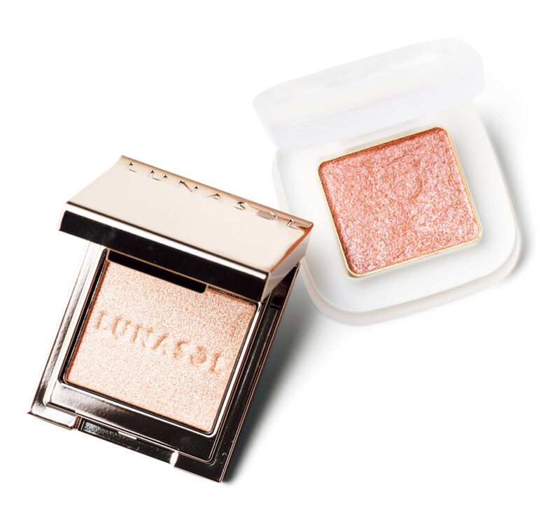 (右)春らしく優しいコーラルピンク。乾燥しやすいまぶたをうるおいで守る。トーン ペタル フロートアイズ18 ¥2,420/マッシュビューティーラボ (左)まぶたのくすみを払拭する、明るいパールベージュ。ルナソル モノアイカラーレーション 13 ¥3,520/カネボウ化粧品