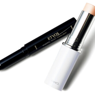 （右）オイル×パールの2種のツヤでヘルシーな印象に。スティックルミナイザー ¥2,750（限定発売）／ファンケル　 （左）なめらかな肌あたりでスルスル描け、ヨレにくい。ミネラルシャイニーハイライトアイボリーパール ¥3,080（限定発売）／エトヴォス