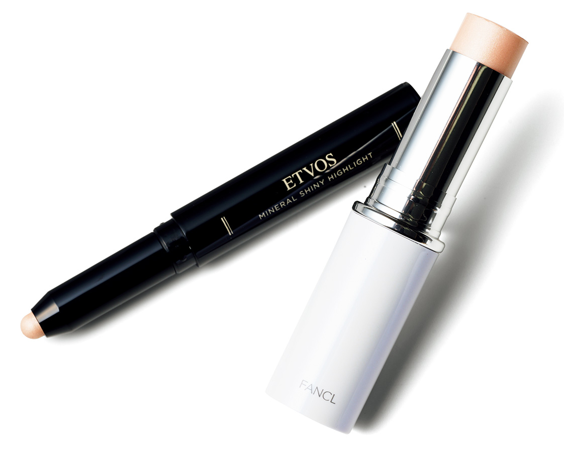 （右）オイル×パールの2種のツヤでヘルシーな印象に。スティックルミナイザー ¥2,750（限定発売）／ファンケル　 （左）なめらかな肌あたりでスルスル描け、ヨレにくい。ミネラルシャイニーハイライトアイボリーパール ¥3,080（限定発売）／エトヴォス