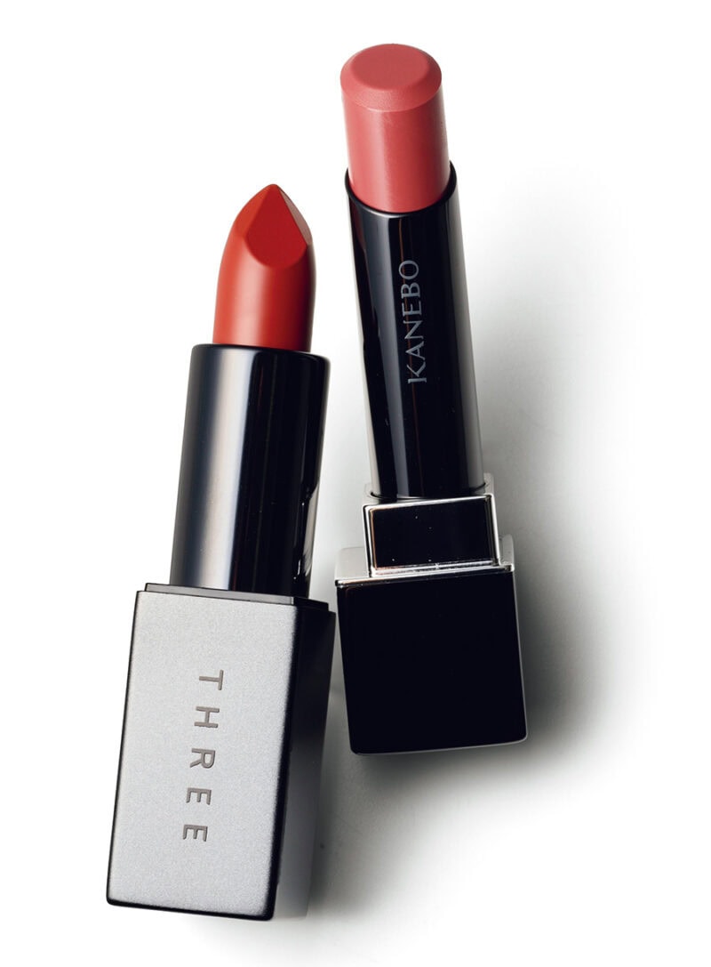 (右)深みのあるピンクベージュ。カネボウ ルージュスターヴァイブラント V16 ¥5,060/カネ ボウインターナショナルDiv. (左)落ち着いた印象のレッドブラウン。THREE ドリームオン アリューリング リップスティック 08¥4,400/THREE