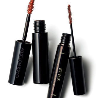 （右）うぶ毛まで染める極細の三角コーム型ブラシ。エトヴォス ニュアンスカラーマルチマスカラ モーヴブラウン ¥2,970／エトヴォス　 （左）毛先まで高発色。アディクション アイブロウマスカラ カラーニュアンス003¥3,300／ADDICTION BEAUTY