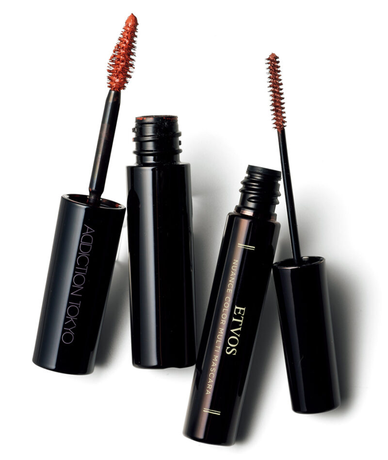 (右)うぶ毛まで染める極細の三角コーム型ブラシ。エトヴォス ニュアンスカラーマルチマスカラ モーヴブラウン ¥2,970/エトヴォス (左)毛先まで高発色。アディクション アイブロウマスカラ カラーニュアンス003¥3,300/ADDICTION BEAUTY