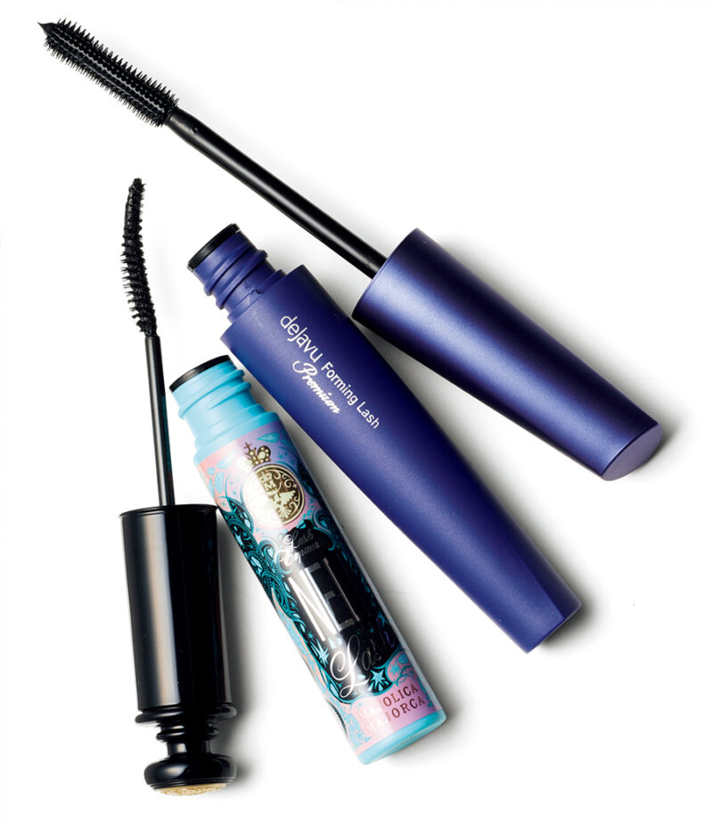 (右)ダマや束ができず、きれいな仕上がりに。デジャヴュ フォルミングラッシュ プレミアム グロウブラック ¥1,870/イミュ (左)まつ毛のカールをしっかりキープ。マジョリカマジョルカ ラッシュエキスパンダー ネオラッシュBK909 ¥1,760(編集部調べ)/資生堂