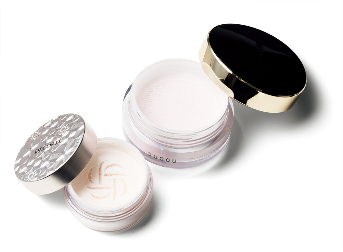 （右）肌を自然にトーンアップする淡いピンク。ソフトフォーカス効果で、毛穴や小ジワなどを目立たなくさせる。ザ ルース パウダー ¥11,000／SUQQU　 （左）透明感とツヤ感だけを肌に与える色なしタイプ。どんな肌色にも合う。ルース パウダー 00¥6,270／コスメデコルテ
