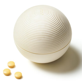 「半年飲み続けて、効果を実感。腸が整えば、肌にも体にも嬉しい変化が」（永富さん）。 ボニュー ノム 90 粒¥12 ,500 ／MoonMoon