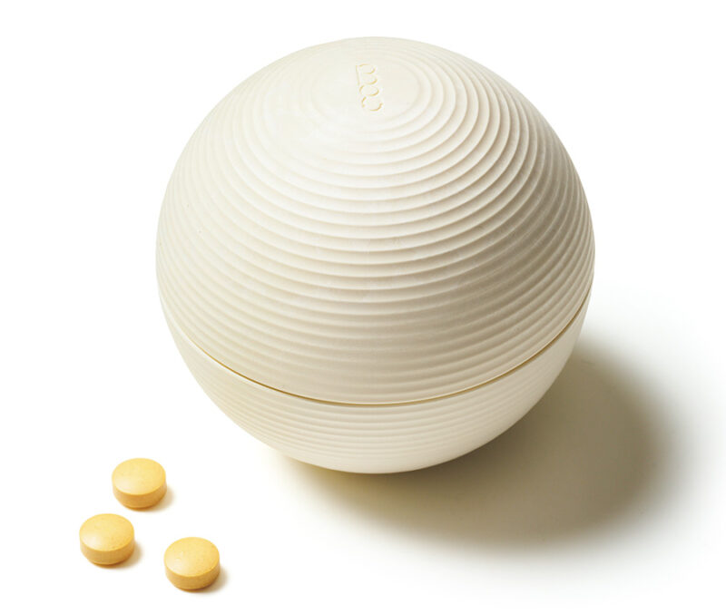 「半年飲み続けて、効果を実感。腸が整えば、肌にも体にも嬉しい変化が」(永富さん)。 ボニュー ノム 90 粒¥12 ,500 /MoonMoon