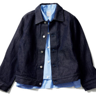 ジャケット¥25,300/ミズイロインド(マーコート)、インに着たシャツ¥24,200/ル シェル ド ハリス(金万)