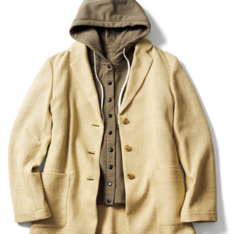 ジャケット¥66,000/レキップ、インに着たパーカ¥18,700/レリル(マイク・グレー)