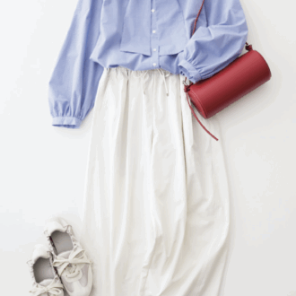 チェックボウタイブラウス¥2,490、バッグ¥2,990、バレエスニーカー¥2,990 ／すべてジーユー