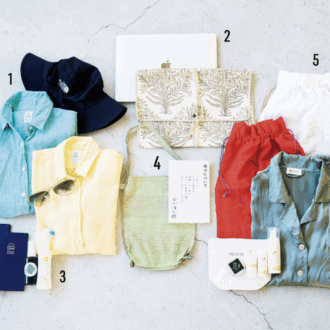 1. 虫に刺されないように長袖長ズボンはマスト。遭難対策もかねて麻シャツはきれい色に。衿を立て、帽子とサングラスで完全防備。 2. フィールドワークと併せて地方での講演会を行うことが多いため、パソコン機器や資料は必需品。 3. 発掘現場で使っている「コクヨ」の野帳は台紙が固くて書きやすく、ポケットに入るちょうどいいサイズ。虫よけスプレーは肌に優しいものを。 4. インド刺しゅう工芸品「カンタ」のミニバッグ。現地の取材先との食事や交流会のときに重宝。文庫本は移動中や空き時間のお供に。 5. 体を休めるパジャマはシルク素材一択。軽くてかさばらないというメリットも。ポーチには基礎化粧品と全身に使えるバームを入れて。