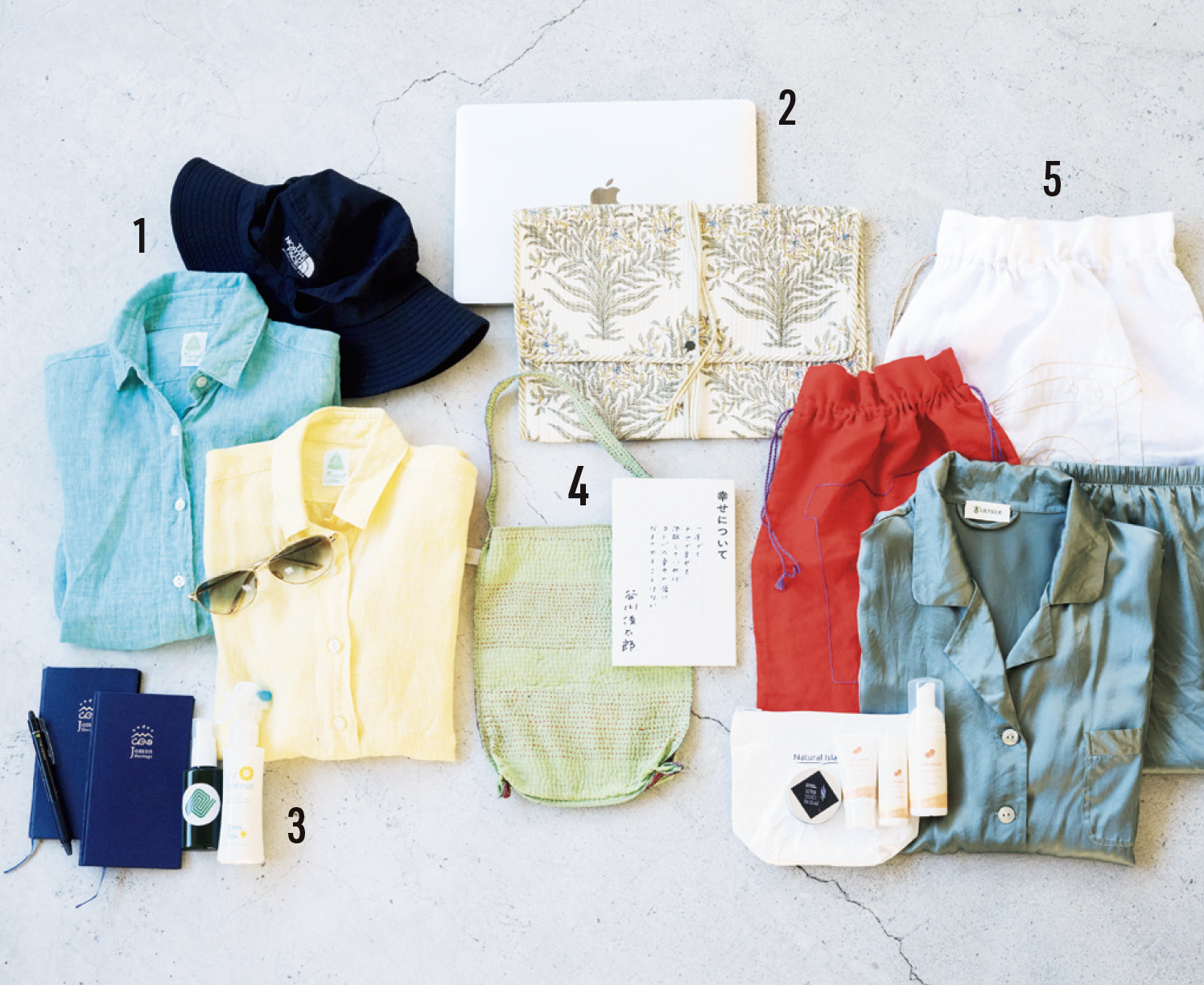 1. 虫に刺されないように長袖長ズボンはマスト。遭難対策もかねて麻シャツはきれい色に。衿を立て、帽子とサングラスで完全防備。 2. フィールドワークと併せて地方での講演会を行うことが多いため、パソコン機器や資料は必需品。 3. 発掘現場で使っている「コクヨ」の野帳は台紙が固くて書きやすく、ポケットに入るちょうどいいサイズ。虫よけスプレーは肌に優しいものを。 4. インド刺しゅう工芸品「カンタ」のミニバッグ。現地の取材先との食事や交流会のときに重宝。文庫本は移動中や空き時間のお供に。 5. 体を休めるパジャマはシルク素材一択。軽くてかさばらないというメリットも。ポーチには基礎化粧品と全身に使えるバームを入れて。