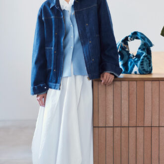 ジャケット¥44,000/オーセン ジャパン(ラフォエム)、カーディガン¥26,400/アデュー トリステス、ブラウス¥17,600/コンジェ ペイエ アデュー トリステス、スカート¥42,900/プレインピープル(プレインピープル青山)、バッグ¥31,900/キリムアーツ(フラッパーズ)、スリッポン¥69,300/ネブローニ