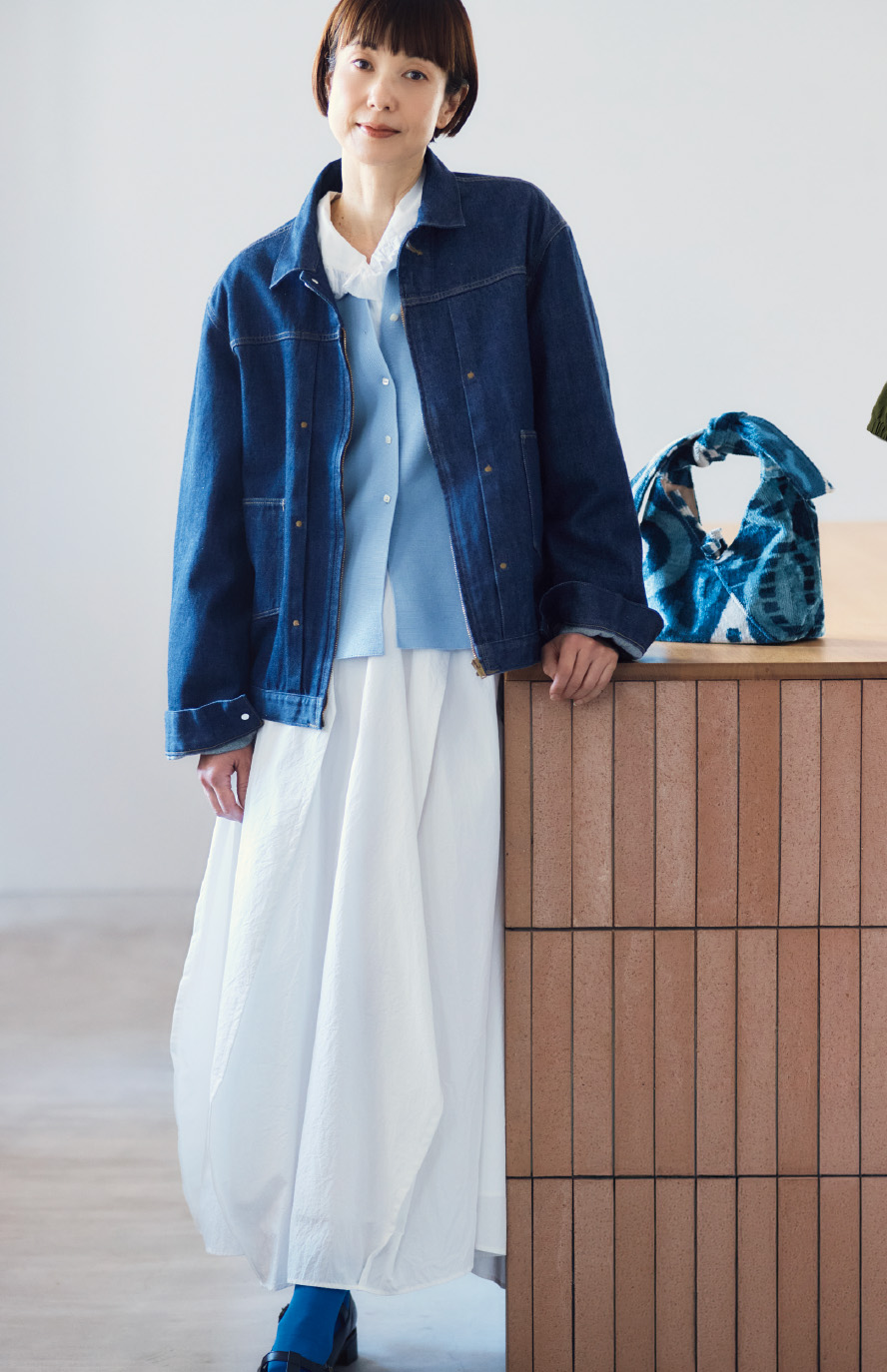 ジャケット¥44,000/オーセン ジャパン(ラフォエム)、カーディガン¥26,400/アデュー トリステス、ブラウス¥17,600/コンジェ ペイエ アデュー トリステス、スカート¥42,900/プレインピープル(プレインピープル青山)、バッグ¥31,900/キリムアーツ(フラッパーズ)、スリッポン¥69,300/ネブローニ