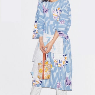 高島縮20/20 薙刀長方形衣 水中花（ワンピース） ¥11,900、高密度チノクロスイージーテーパードパンツ ぎざぎざ つくも ¥10,800、高島縮20/20スタンドカラーシャツ 冬の朝 ¥12,900、竹籠 むつめ白竹小 ¥25,080、カゴの中の袋 大津袋小 優¥3,190、シューズAmulet つくも ¥18,800