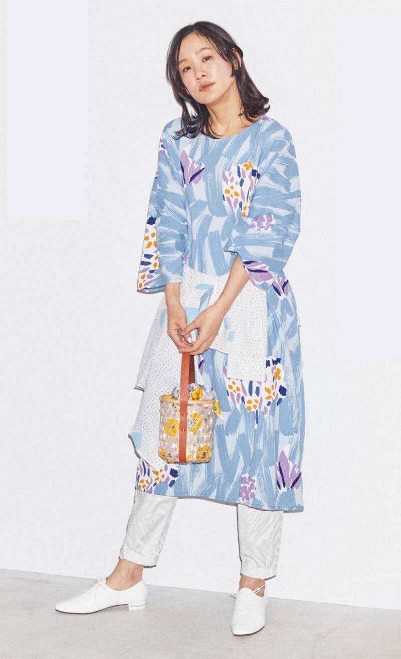 高島縮20/20 薙刀長方形衣 水中花(ワンピース) ¥11,900、高密度チノクロスイージーテーパードパンツ ぎざぎざ つくも ¥10,800、高島縮20/20スタンドカラーシャツ 冬の朝 ¥12,900、竹籠 むつめ白竹小 ¥25,080、カゴの中の袋 大津袋小 優¥3,190、シューズAmulet つくも ¥18,800